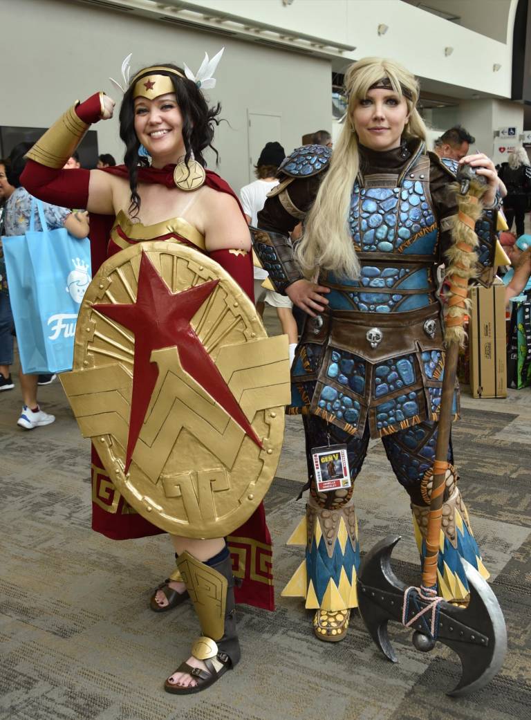 $!Las cosplayers Kelsey Hinesley, con un disfraz del videojuego de Wonder Woman y Janelle Hinesley, vestida de Astrid de Cómo entrenar a tu dragón, durante la convencion Comic-Con International realizada en San Diego, California.
