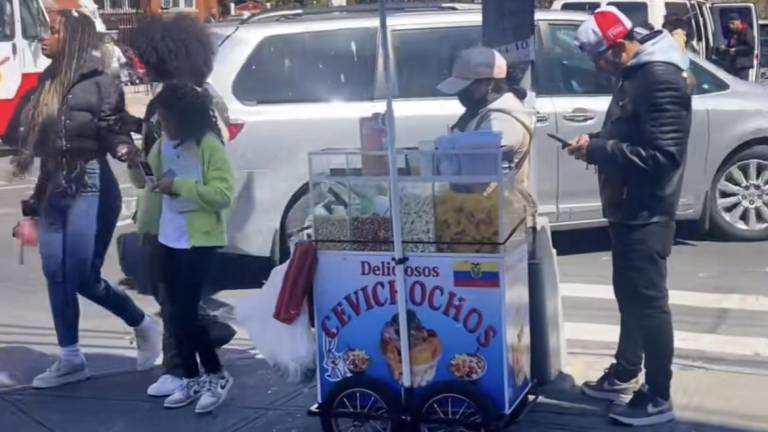 VÍDEO: Migrante ecuatoriano se emociona al encontrar cevichochos en las calles de Nueva York