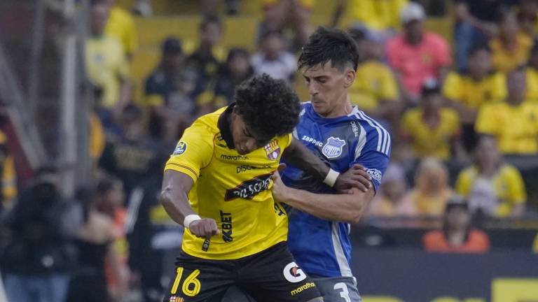 Luis Cano, jugador de Barcelona SC, enfrentando a Ignacio Guerrico, jugador de Emelec.