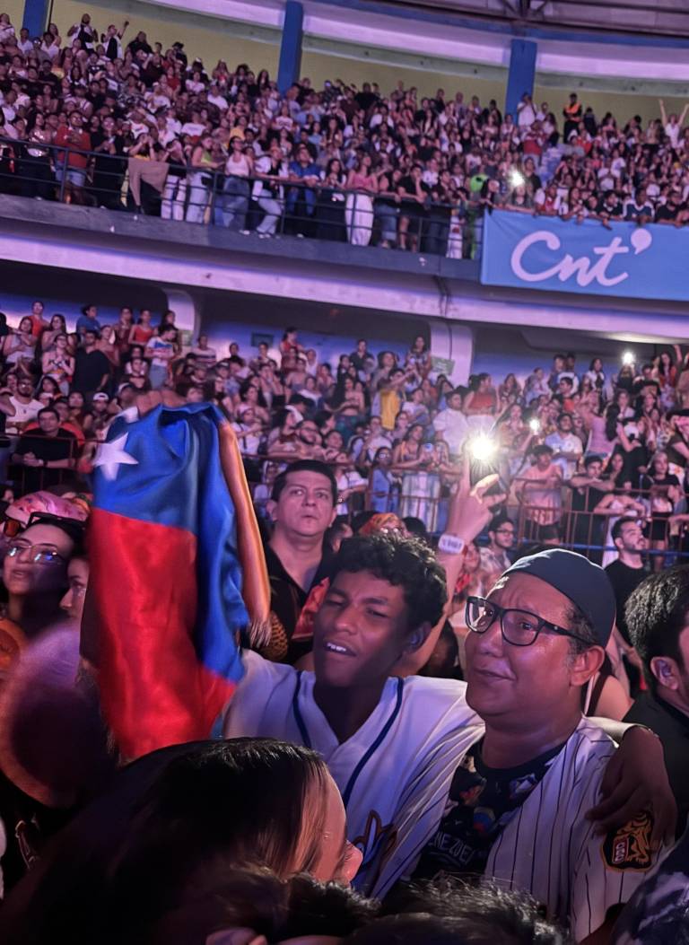 $!El público emocionado y sosteniendo la bandera venezolana.