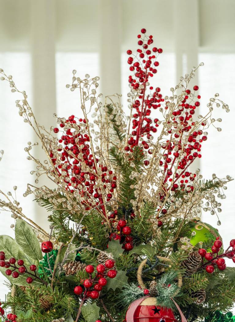 $!Punta del árbol decorada con espigas de dos colores.