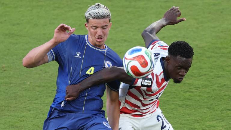 Folarin Balogun comete una falta sobre Tarik Muharemovic durante el partido de dieciseisavos de final entre Estados Unidos y Bosnia y Herzegovina.