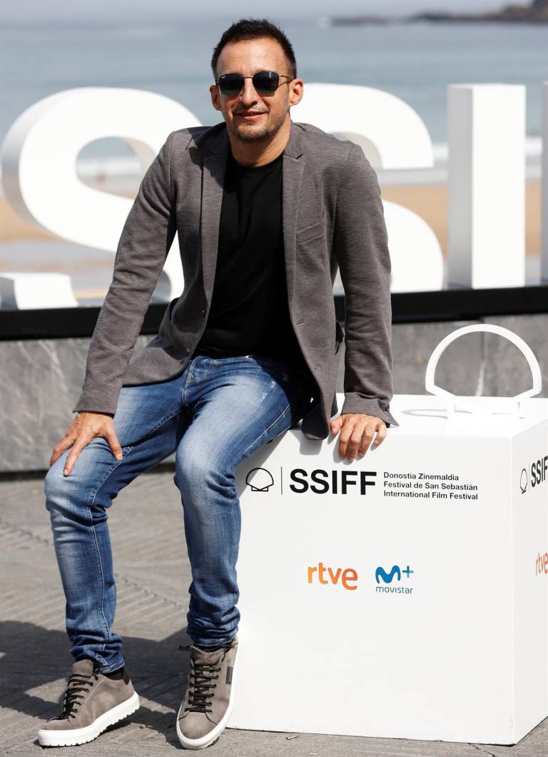 $!El director de cine Alejandro Amenábar posó el viernes, en el Festival de Cine de San Sebastián, donde su serie La Fortuna se presenta fuera de concurso.