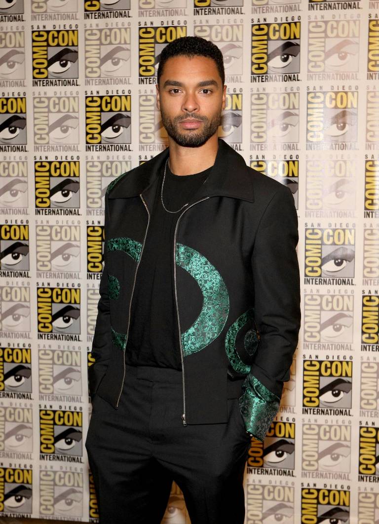 $!Regé-Jean Page en la alfombra roja de la Comic Con.