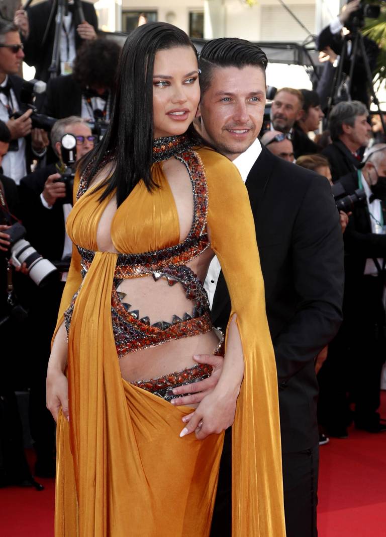 $!Adriana Lima junto a Andre Lemmers en Cannes.