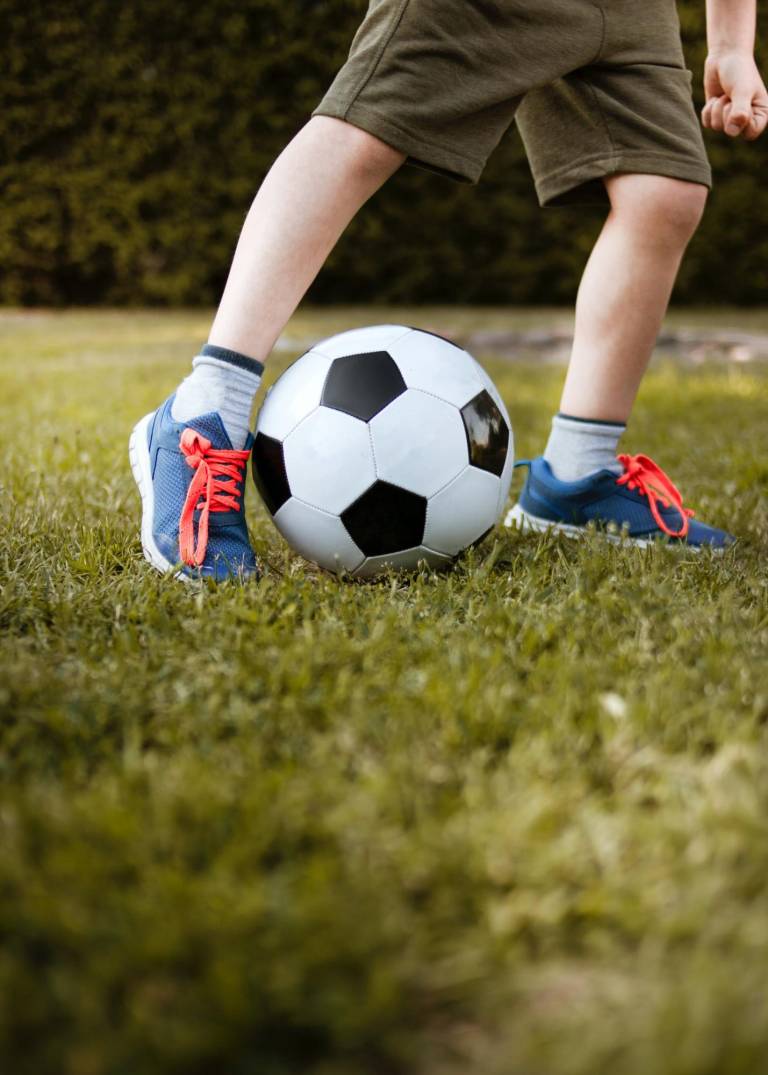 $!Fotografía de referencia de un niño jugando fútbol.
