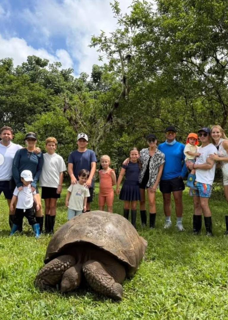 $!La familia de Michele Sensi-Contugi junto a la familia de Daniel Noboa en Galápagos.