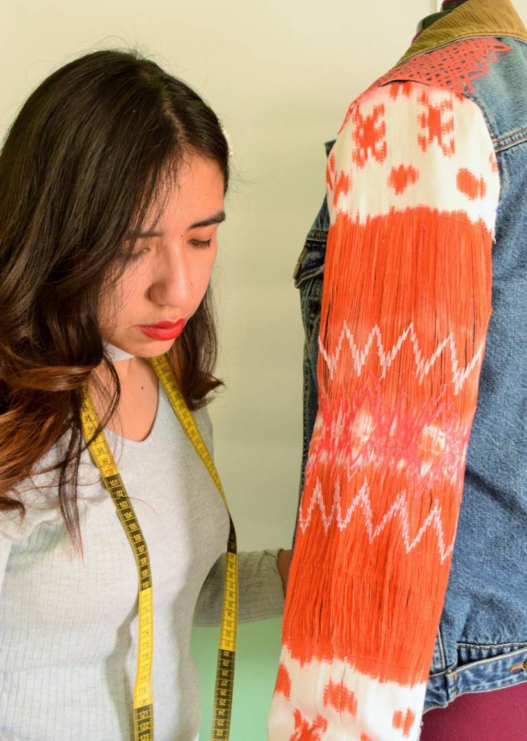 $!La diseñadora Ninoska Merchán confeccionando un tejido de macana con tecnología 3 D.