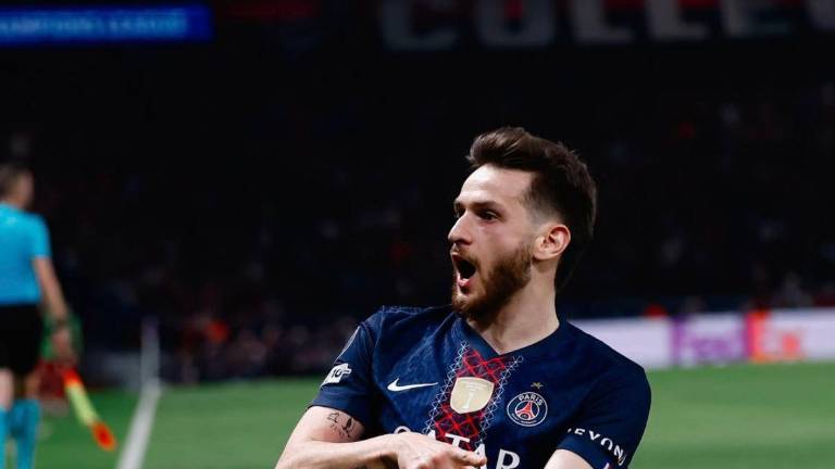 Kvicha Kvaratskhelia celebrando su anotación frente al Liverpool