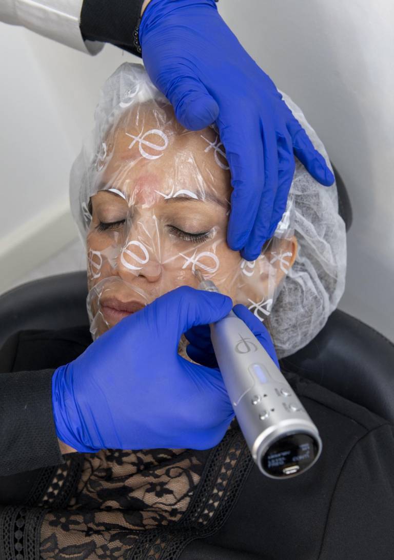 $!Con el mismo equipo de Phi-Ion se puede trabajar tratamientos para combatir el acne.