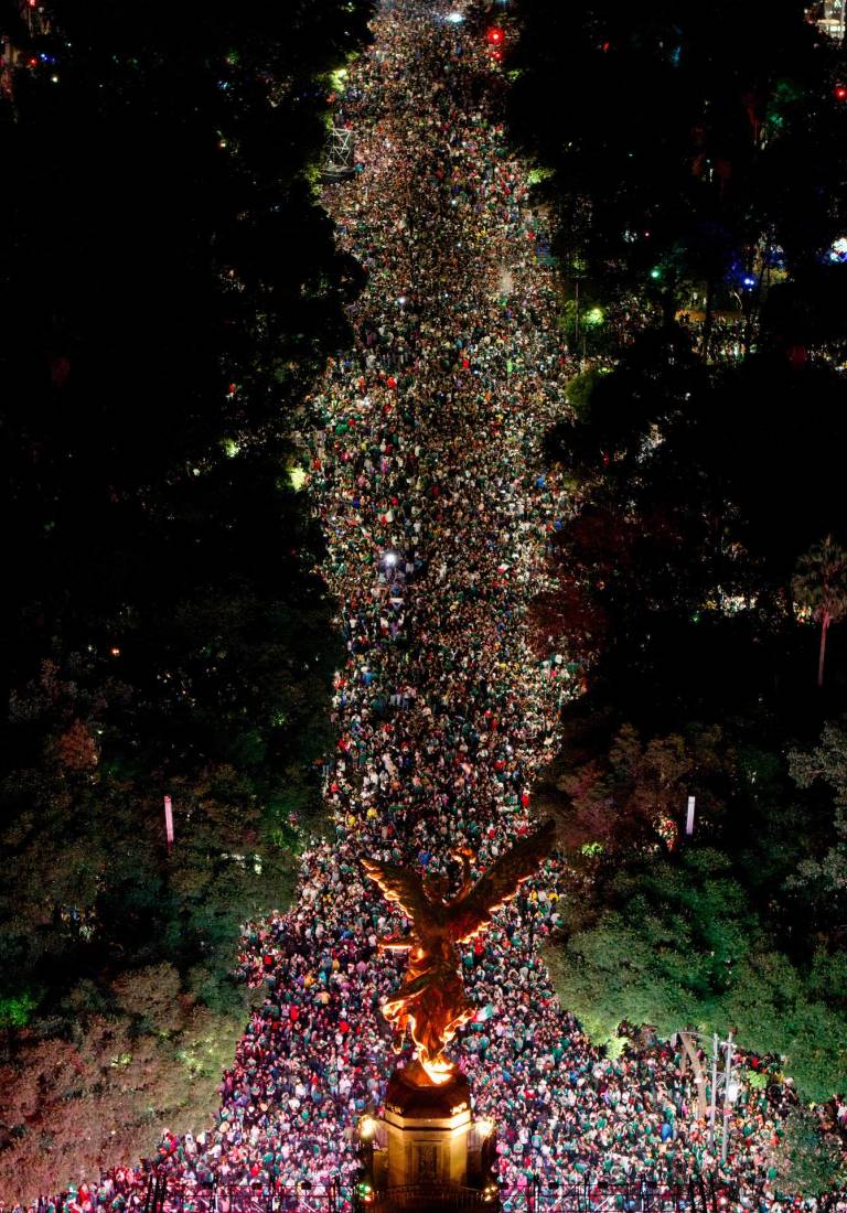 $!Fotografía aérea que muestra aficionados de México celebrando el triunfo ante Ecuador en el Ángel de la Independencia.