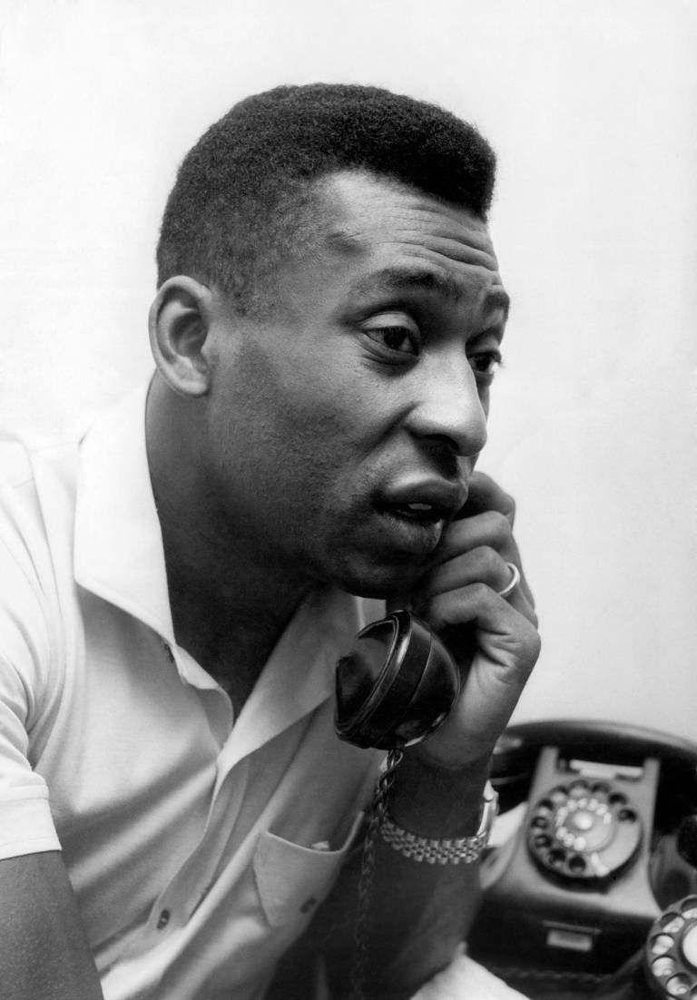$!SANTOS (BRASIL), 29/12/2022.- Fotografía de archivo fechada el 8 de diciembre de 1969 que muestra al futbolista brasileño Edson Arantes do Nascimento Pelé, mientras habla por teléfono.