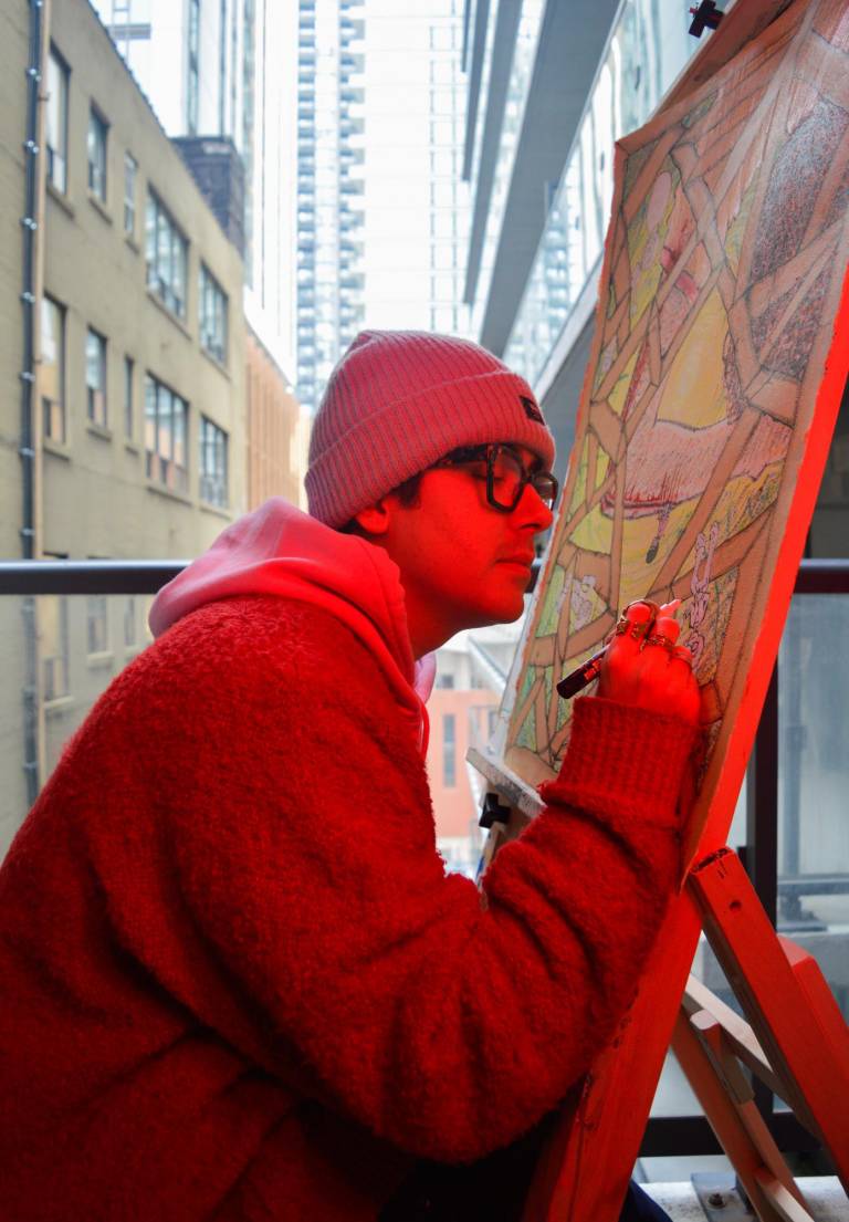 $!Víctor Hugo Marín pintando una de sus obras.