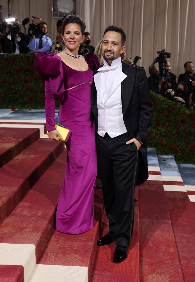 $!El músico Lin-Manuel Miranda, coanfitrión del Met Gala 2022, en la alfombra roja del evento posó junto a su esposa Vanessa Nadal.