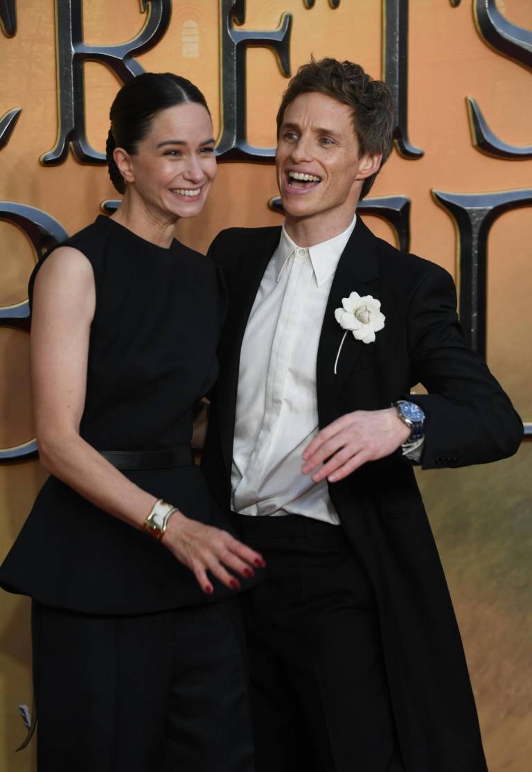 $!Los actores brit{anicos Katherine Waterston y Eddie Redmayne. EFE/EPA/NEIL HALL