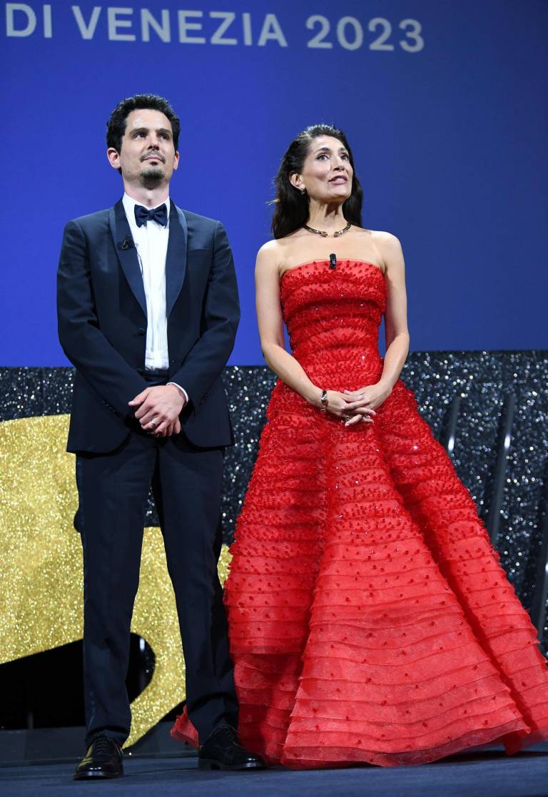 $!El presidente del jurado del 80º Festival Internacional de Cine de Venecia, el director estadounidense Damien Chazelle y la actriz Caterona Murino fueron presentadores durante la ceremonia de apertura del festival.