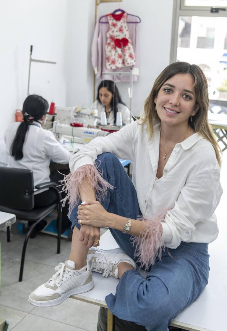 $!Transformar la ropa, reutilizar los rechazos y enseñar sobre el impacto de la industria de la moda es el mensaje diario de esta joven emprendedora.