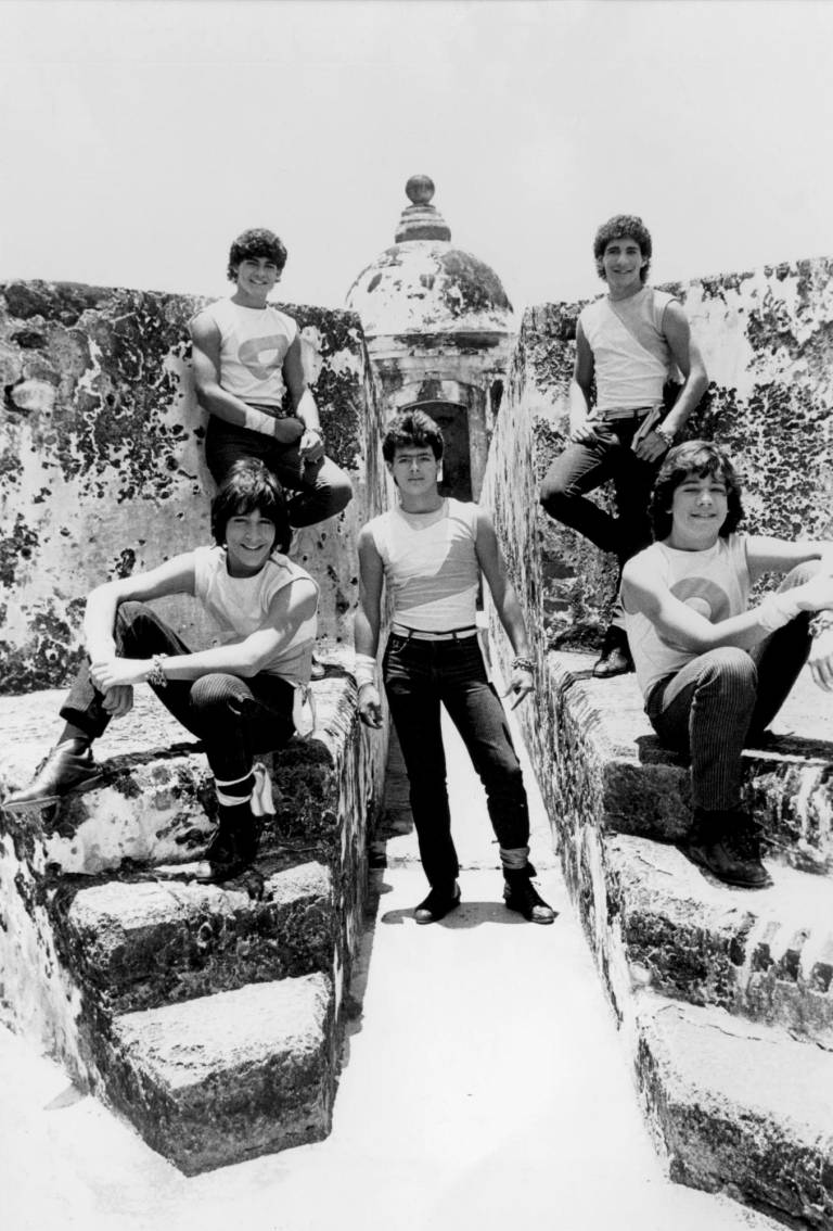 $!Fotografía de archivo fechada el 1 de enero de 1980 donde aparecen integrantes del grupo Menudo mientras posan en el parque del Morro en el Viejo San Juan (Puerto Rico).