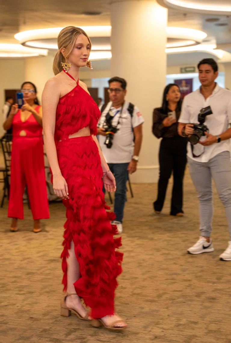 $!El desfile incluyó desde los diseños más recientes de Valencia, hasta aquellos clásicos que marcaron su trayectoria.