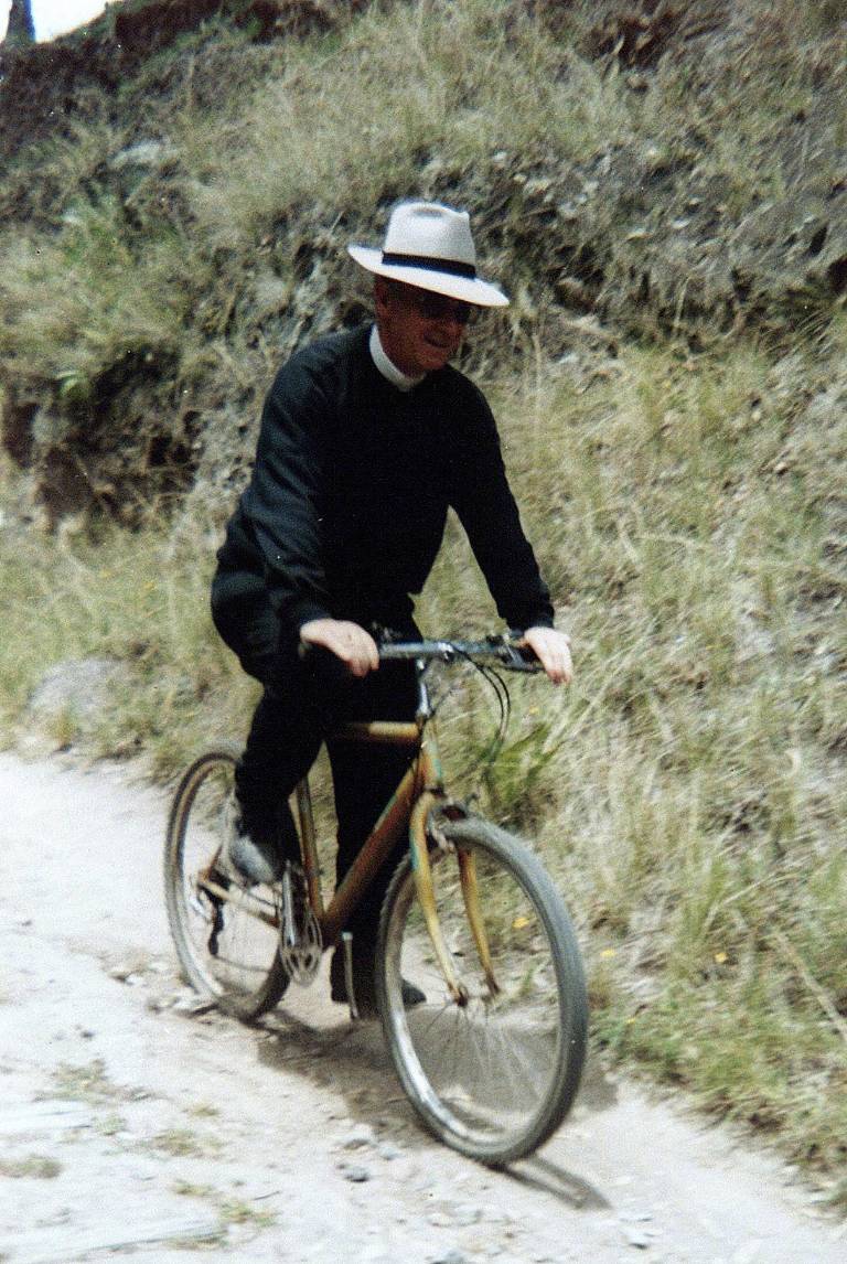 $!Arregui en una comunidad rural.