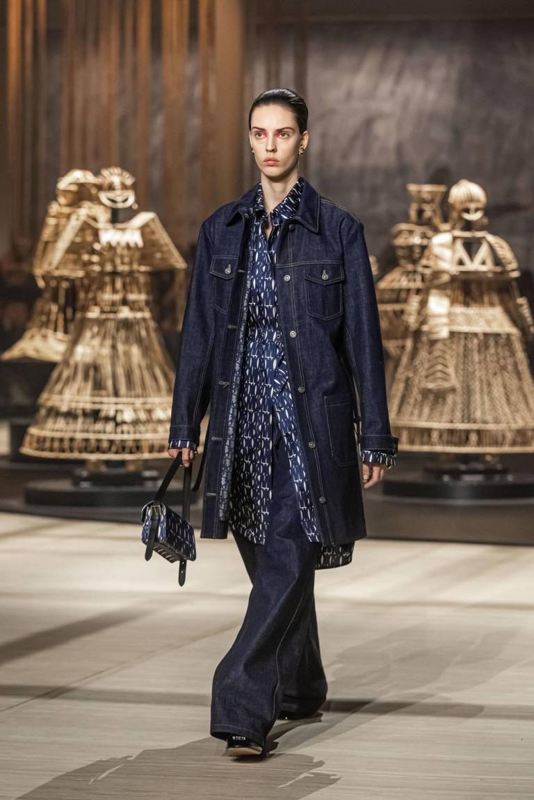 $!Modelo presenta creación de la diseñadora Maria Grazia Chiuri para la colección Otoño /Invierno 2024/2025 de Dior, para el Paris Fashion Week.