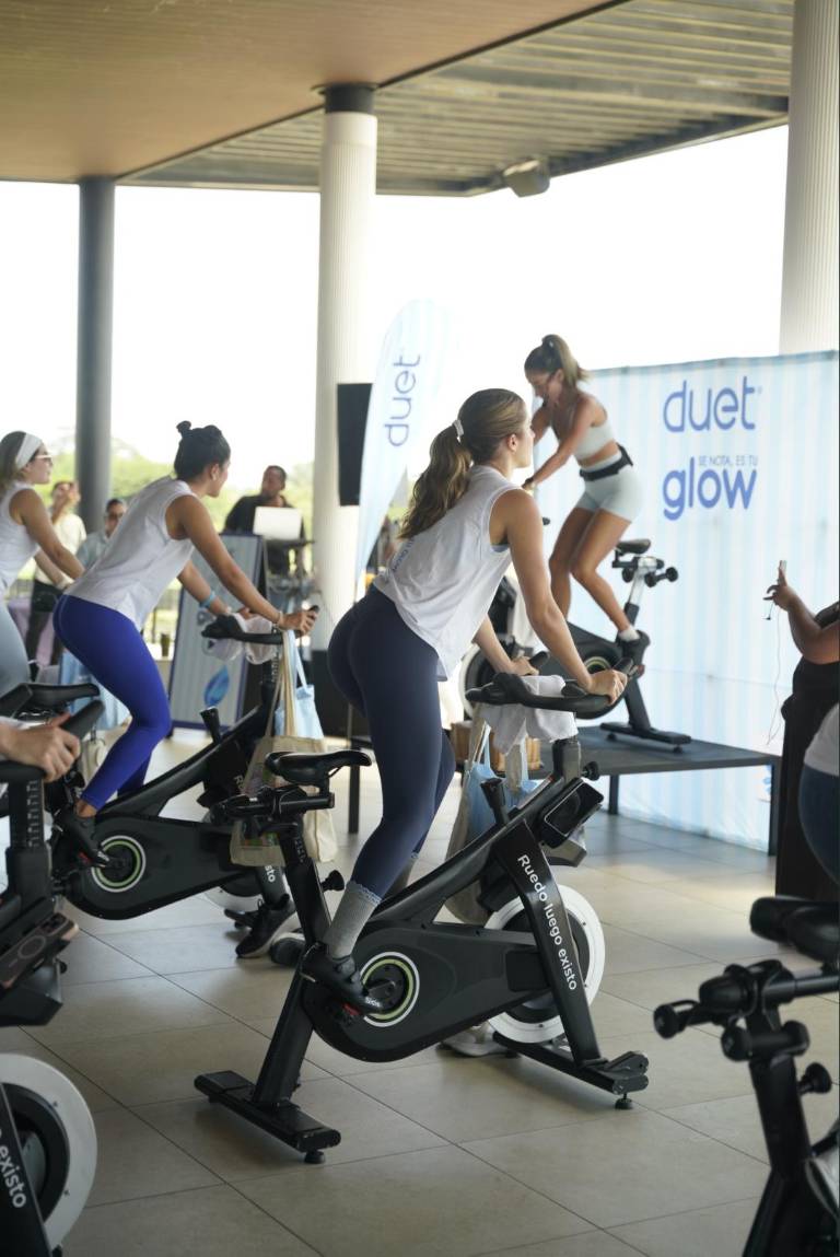$!Influencers participaron en la clase de cycling durante el Duet Day.