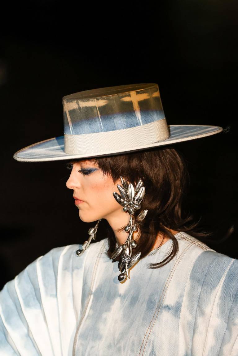 $!Una modelo presenta una de las creaciones de la diseñadora Juana Martin, colección Primavera/verano 2023/2024, donde también se puede ver la joyería trabajada por joyeros cordobeses.