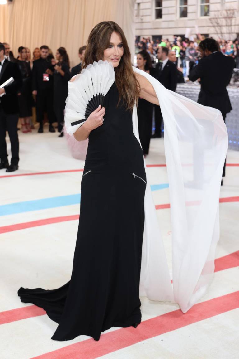 $!La exmodelo Carla Bruni con un vestido, diseño de Alta Costura de la firma del mismo Karl Lagerfeld, rindió homenaje a su amigo.