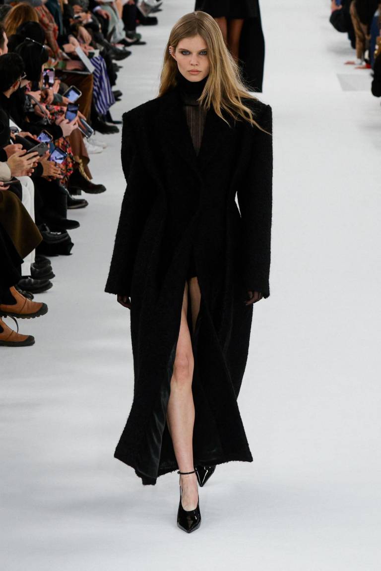 $!La modelo Ida Heiner presenta una creación de Givenchy de su colección Otoño/Invierno 2023-2024 en el Paris Fashion Week.