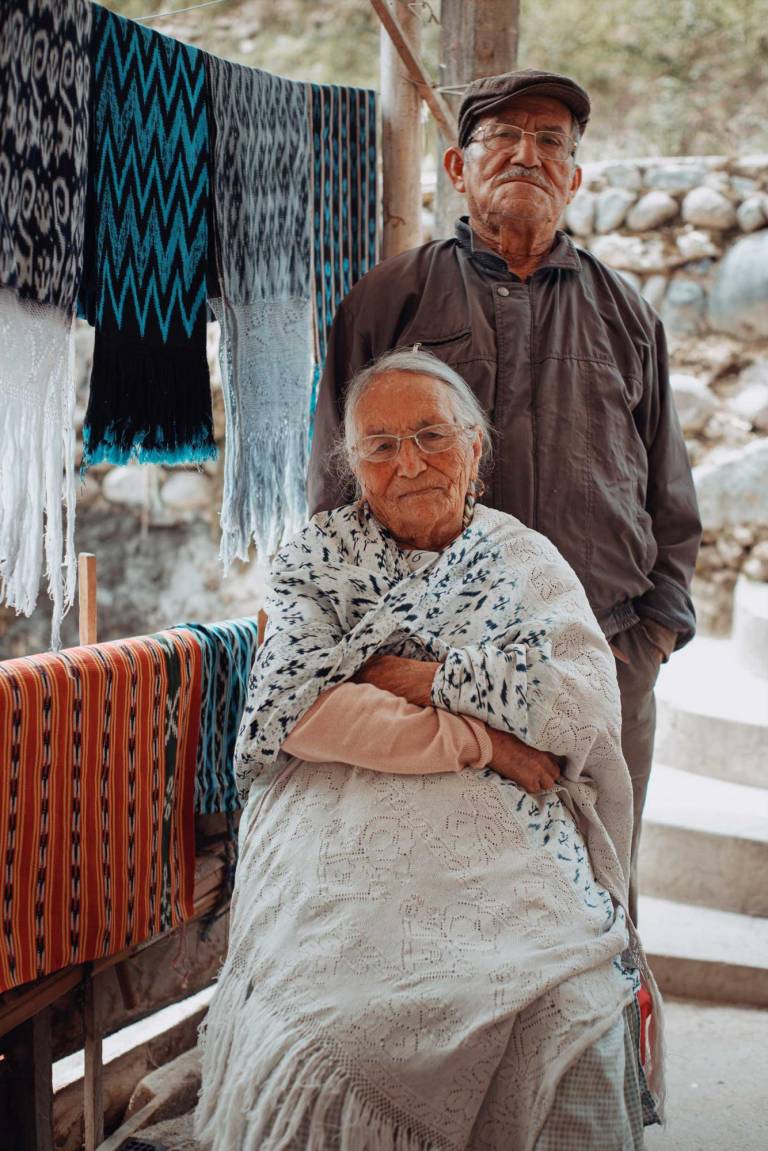$!En la foto, Doña Amada Vera y Don Leónidas Ulloa, este último falleció a las pocas semanas de nuestra visita. Nos honró conocer la historia de su herencia textil, a través de su relato.