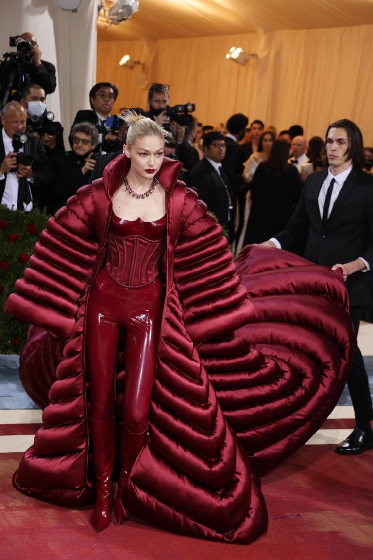 $!Gigi Hadid lució un traje de la firma Versace en su paso por la afombra del Met Gala 2022.