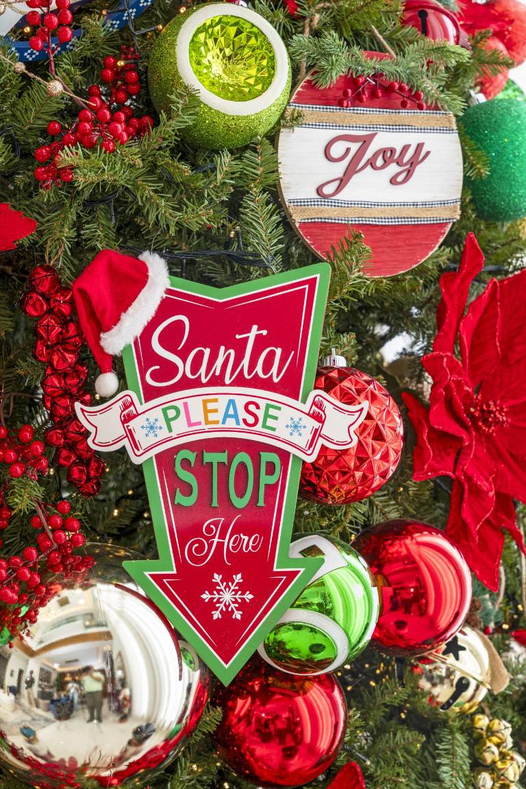 $!Detalles del árbol navideño.