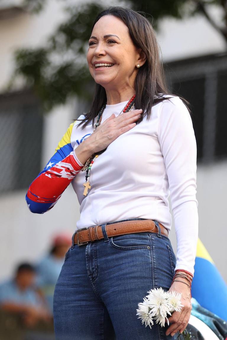 $!La líder opositora venezolana, María Corina Machado, hace un gesto a sus partidarios durante una protesta convocada por la oposición en vísperas de la toma de posesión presidencial, en Caracas el 9 de enero de 2025.
