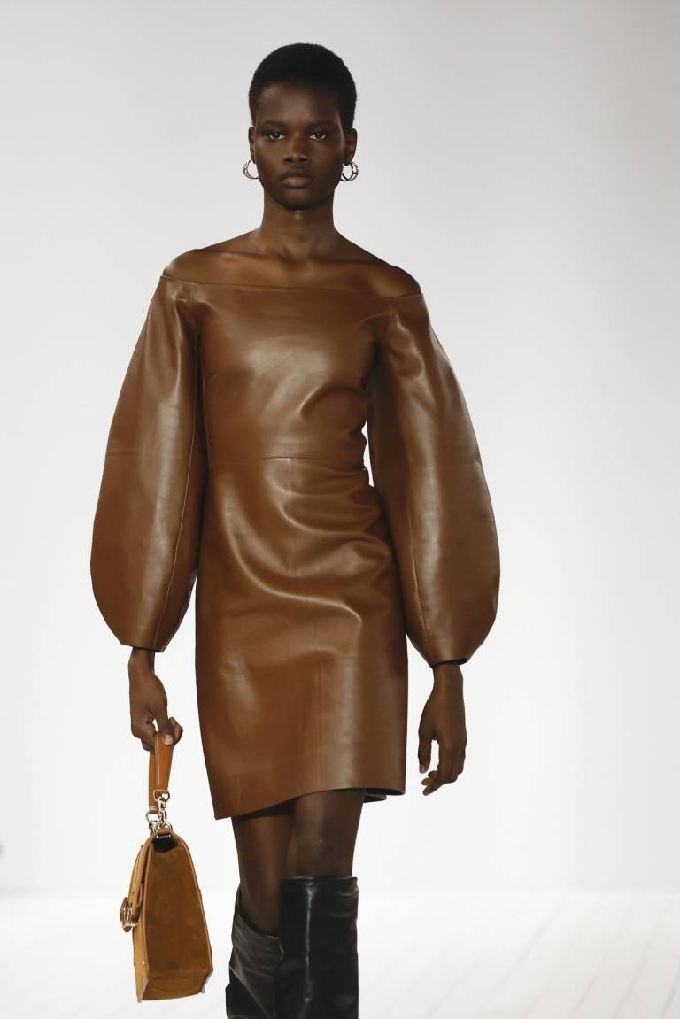 $!Una modelo desfila la Creación de Otoño-Invierno 2023-2024 de la firma Chloe durante la Semana de la Moda de París.