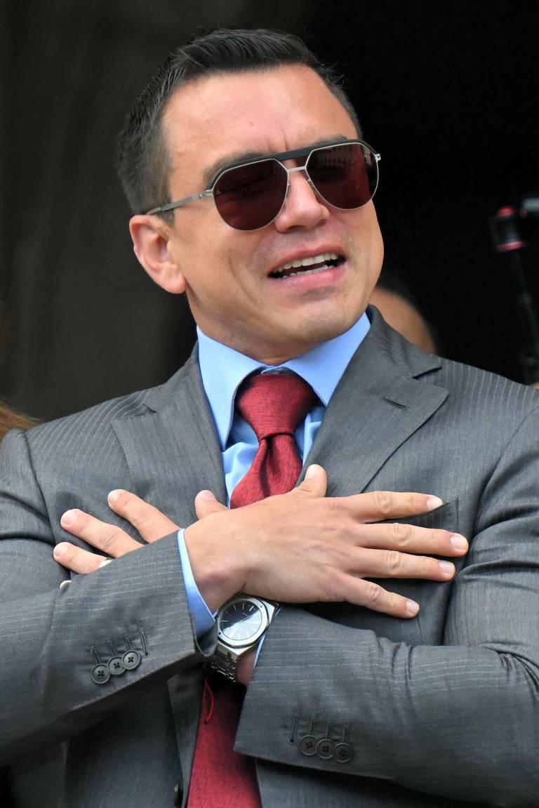 $!El presidente reelecto de Ecuador, Daniel Noboa, saluda a sus partidarios desde un balcón del Palacio Presidencial de Carondelet.