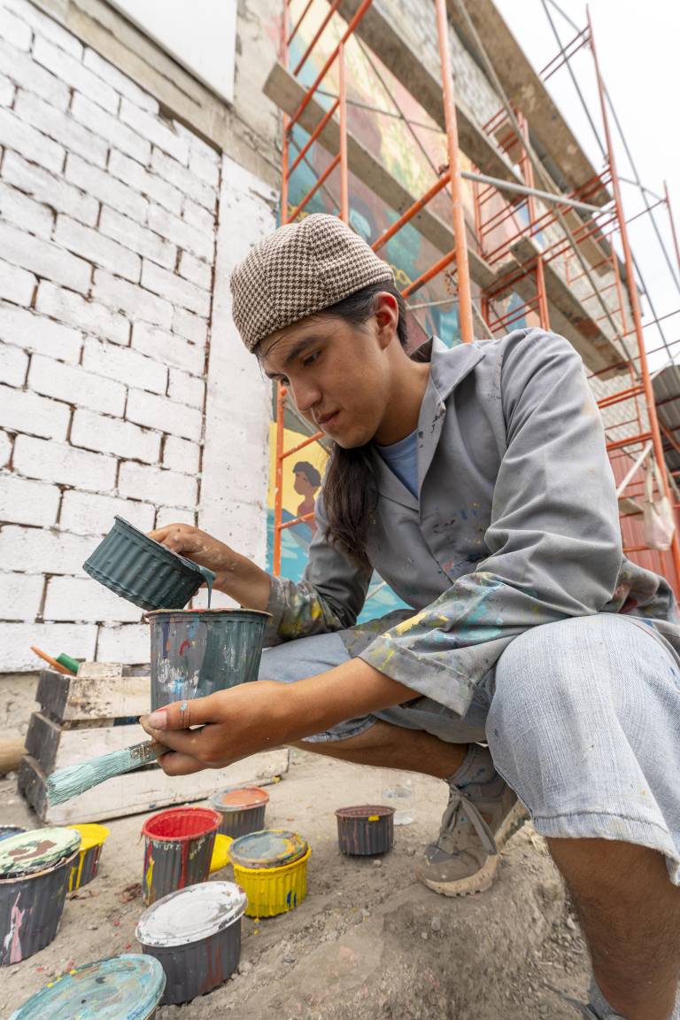 $!Pintor mezclando las pinturas que usará.