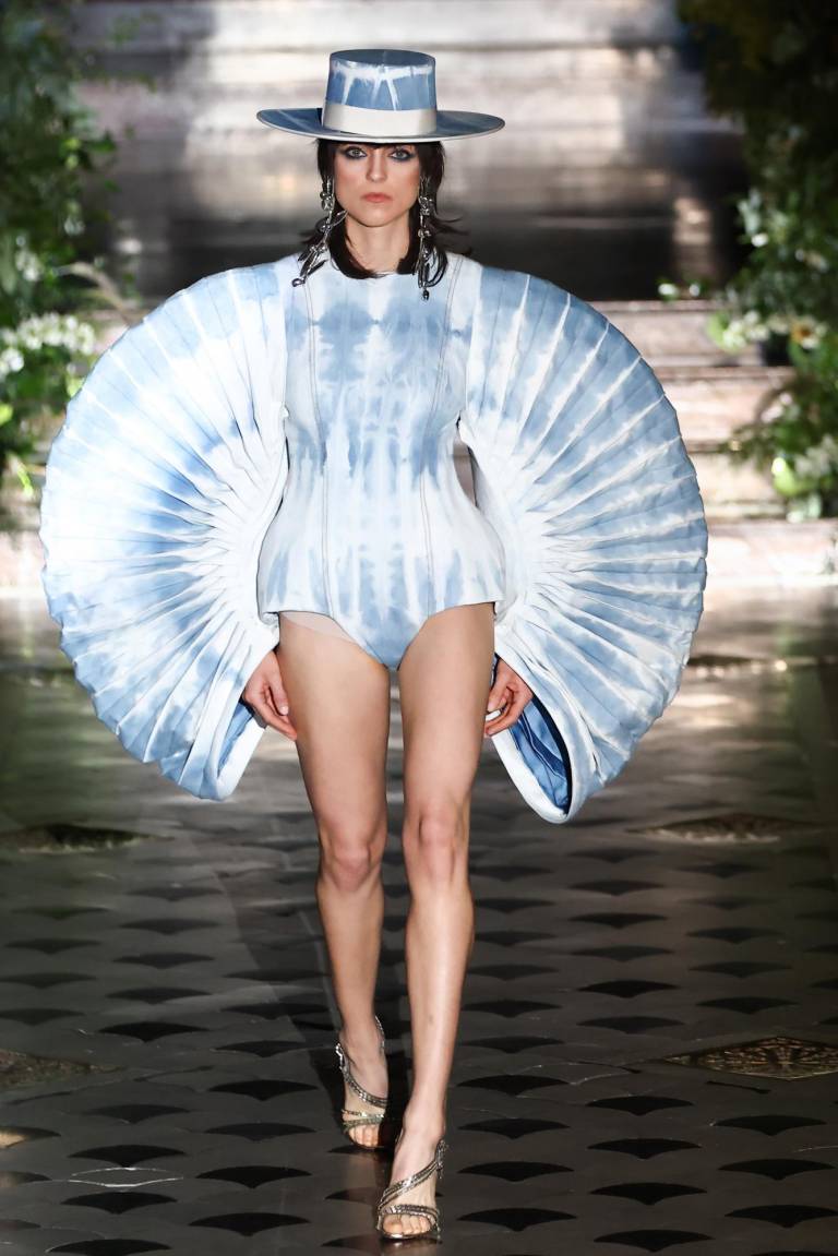 $!Una modelo presenta una de las creaciones de la diseñadora Juana Martin, colección Primavera/verano 2023/2024.