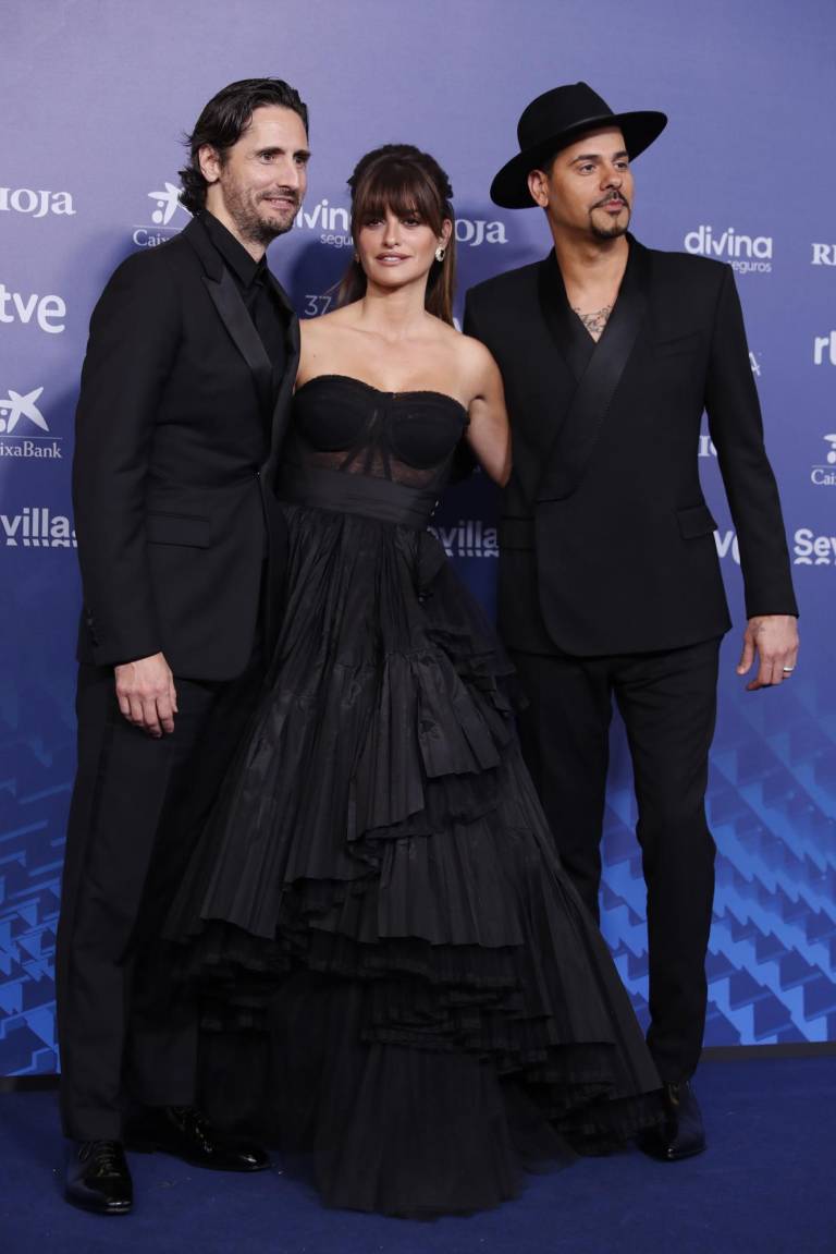 $!La actriz Penélope Cruz posa, escoltada por el también actor Juan Diego Botto (i) y su hermano, el cantante Eduardo Cruz (d) para la alfombra azul de Los Goya.