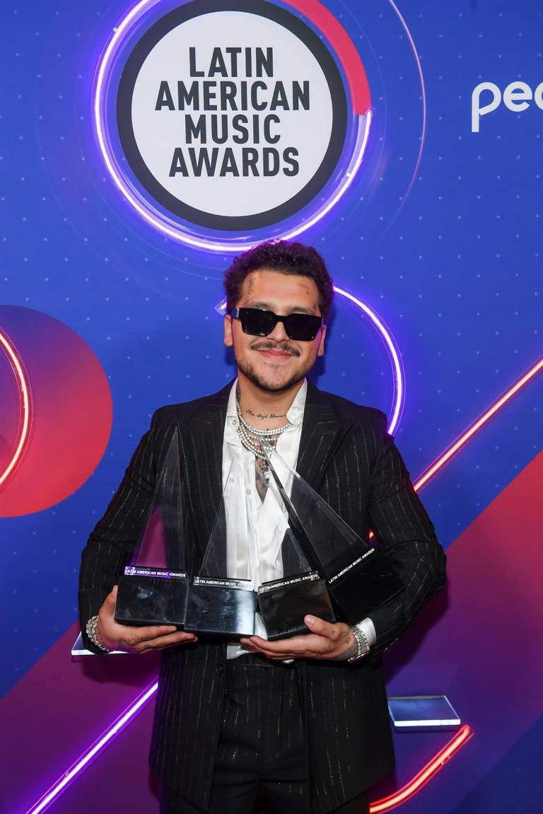 $!Fotografía cedida por Telemundo donde aparece Christian Nodal mientras celebra sus cuatro premios de los Latin American Music Awards 2022.