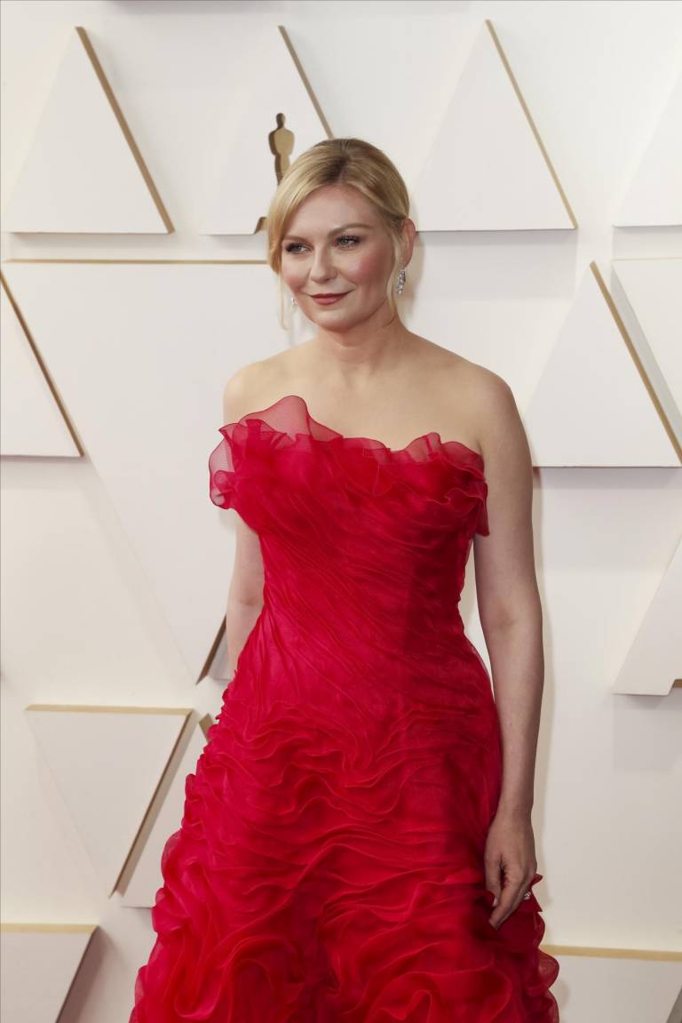 $!Kirsten Dunst se decantó por el rojo para lucirlo en la entrega de los premios Óscar 2022. EFE/EPA/DAVID SWANSON
