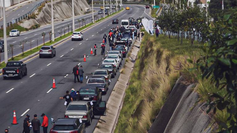 Desfile de autos para lograr un récord Guinness en Quito congestionó algunas calles