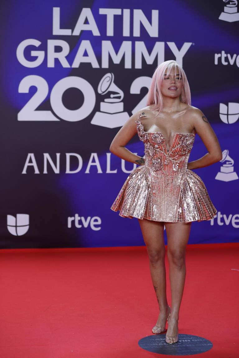 $!La cantante y compositora colombiana Karol G posa para los fotógrafos en la alfombra roja de la gala anual de los Latin Grammy 2023.