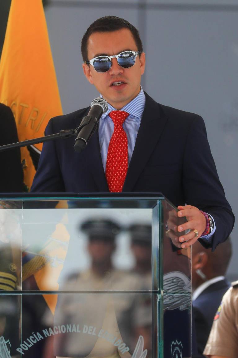 $!El presidente de Ecuador, Daniel Noboa Azin, pronuncia un discurso durante una entrega equipamiento a agentes de policía este lunes, en la Plataforma de la Policía, en Quito.