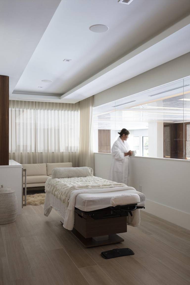 $!El toque de esplendor lo otorga la sala de masajes tipo spa, un espacio cómodo y con vista al salón principal.