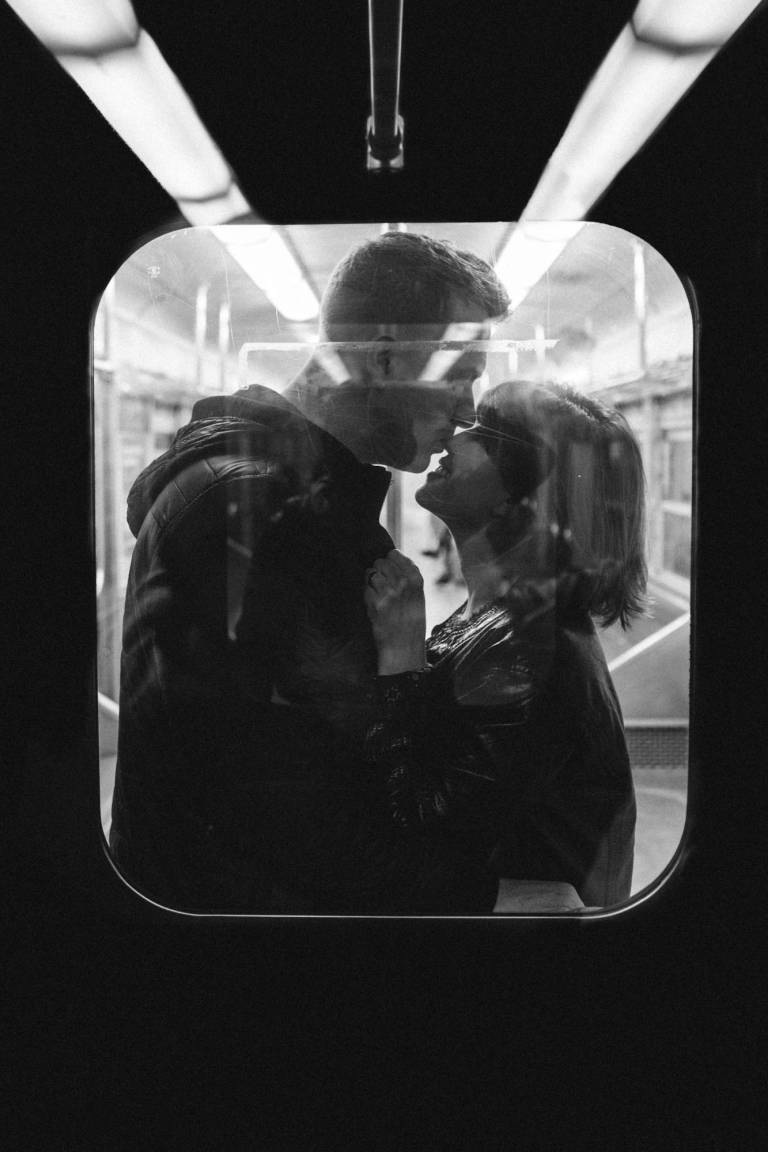 $!Fotografía referencial del romance que mantenían los involucrados en la demanda, Ambrosio y Amelia, en los vagones de trenes en que trabajaban.