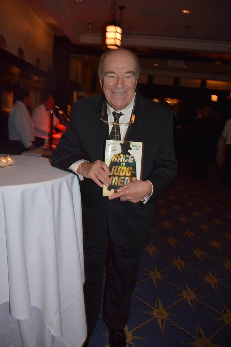 $!Frederic Block presentado su novela.