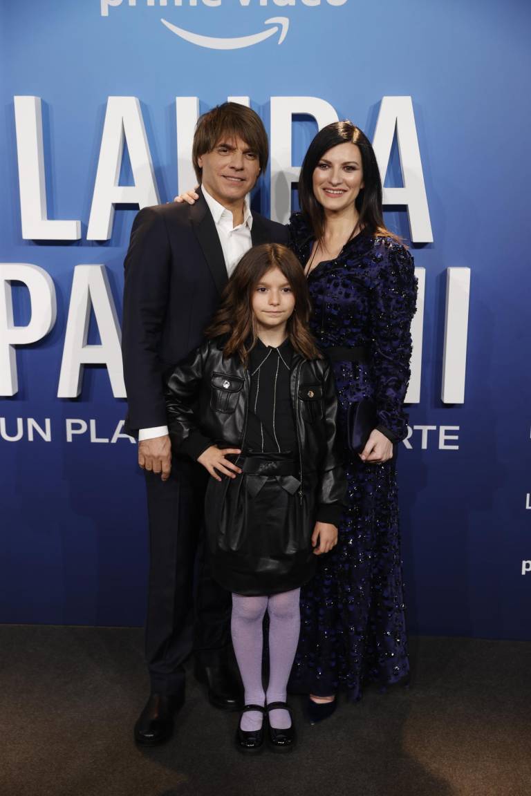 $!La cantante italiana Laura Pausini, junto a su marido, el productor musical Paolo Carta, y su hija, posa a su llegada al photocall del estreno de su película 'Laura Pausini - Un placer conocerte', este jueves en los cines Capitol de Madrid. EFE/ Juanjo Martín