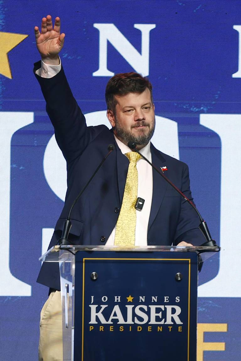 $!Fotografía del 4 de noviembre 2025 del candidato a la Presidencia de Chile del Partido Nacional Libertario Johannes Kaiser durante un acto de campaña en Santiago (Chile).