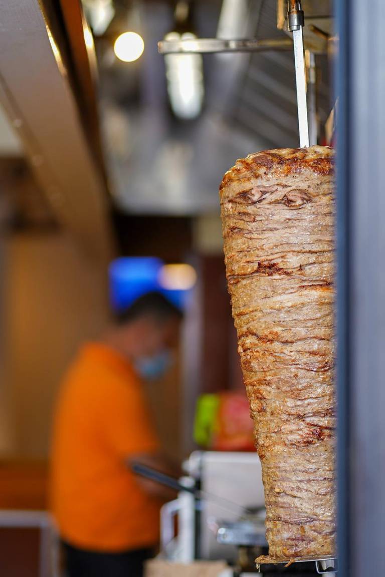 $!El shawarma es una comida callejera muy popular en el mundo, especialmente en Egipto y los países del Medio Oriente.