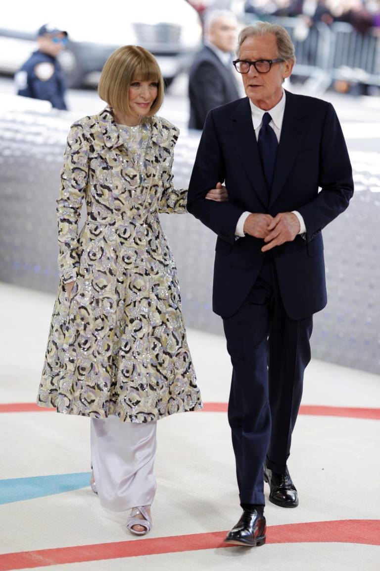 $!La editora en jefe de Vogue y anfitriona por excelencia del Met Gala, Anna Wintour, llegó al evento con un conjunto de dos piezas firmado por Chanel y del brazo del actor británico Bill Nighy,.